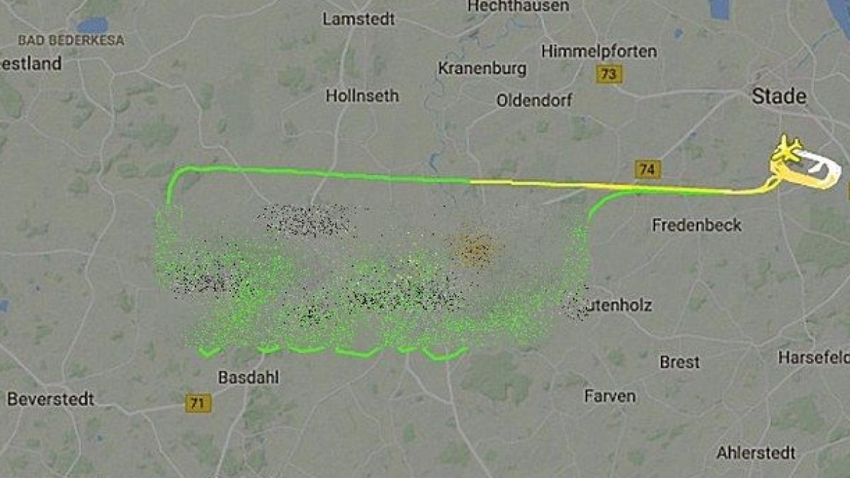 Urmăreau un avion cu o traiectorie bizară când ceva neobișnuit le-a apărut pe radare. Imaginea e noul viral pe Internet!