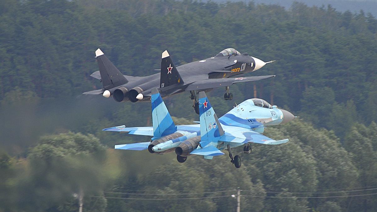 Sukhoi_Su-35UB_and_Su-47_at_MAKS-2003_airshow.jpg