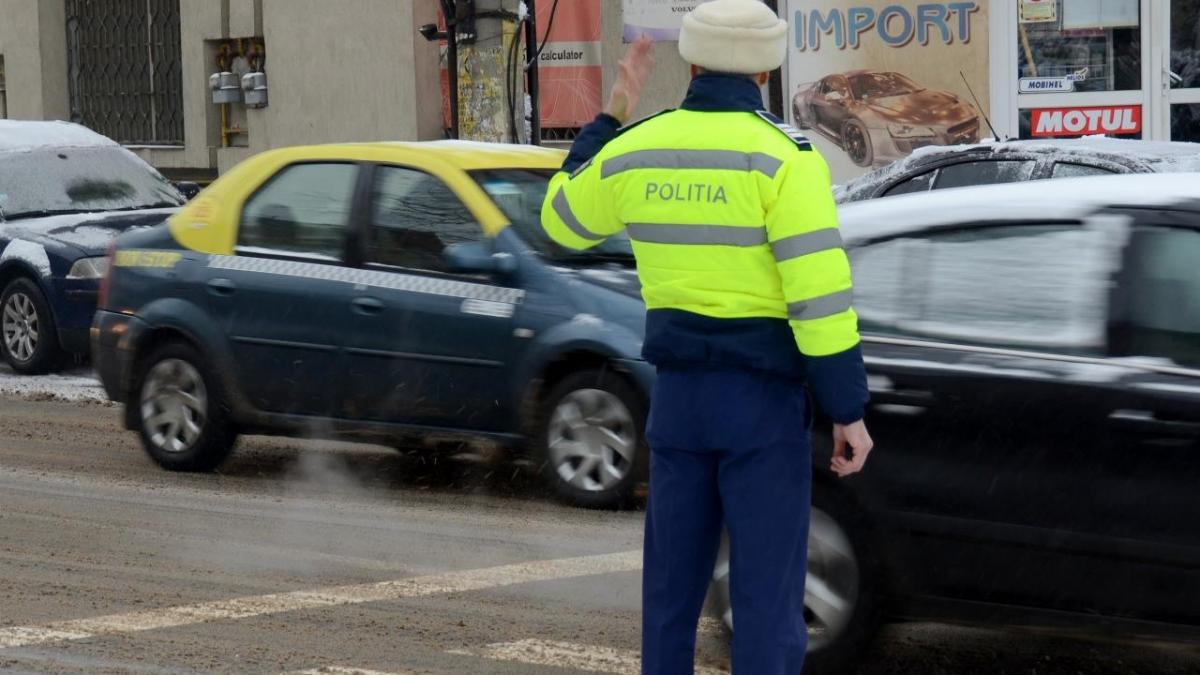 Incident șocant într-o parcare pe DN2. Un autoturism a fost „înghițit” de un crater adânc de peste doi metri 