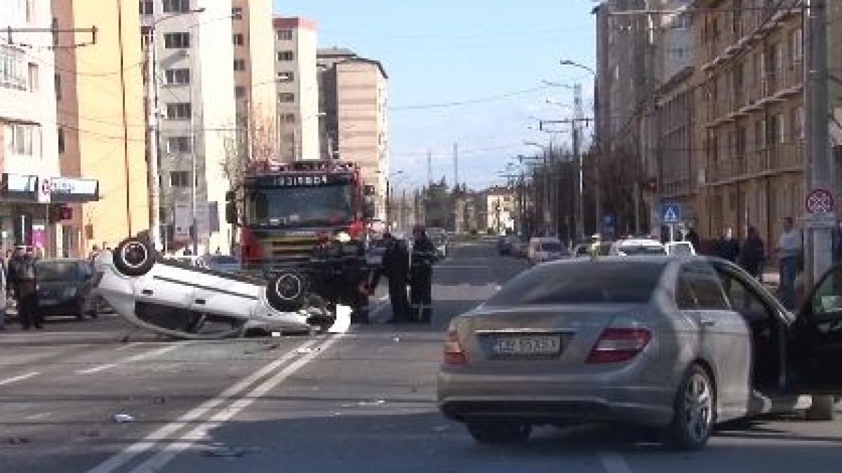 Accident terifiant în centrul orașului. O șoferiță a făcut prăpăd după ce a încercat să întoarcă pe linie continuă