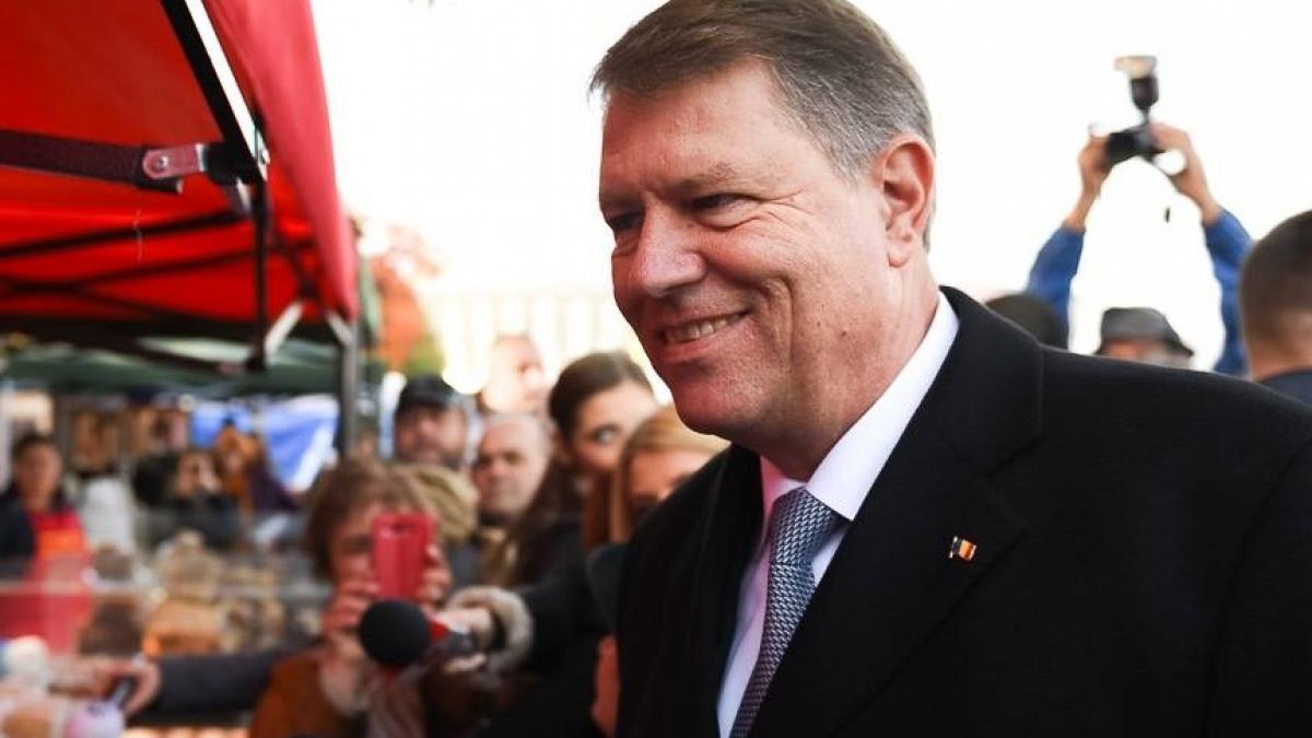 Klaus Iohannis și-a făcut selfie cu un ziarist, la Roma: #rezistăm