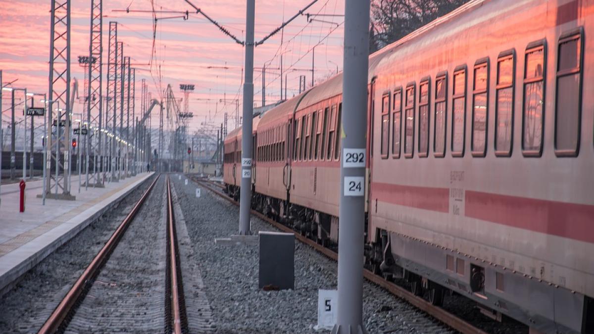 S A Urcat Pe Un Vagon De Tren Ca Să Iși Facă Poze Pentru Facebook