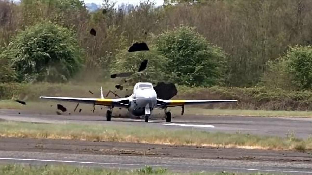 Imagini spectaculoase filmate pe aeroport! Un avion de luptă din cel de-al Doilea Război Mondial spulberă pista, la decolare