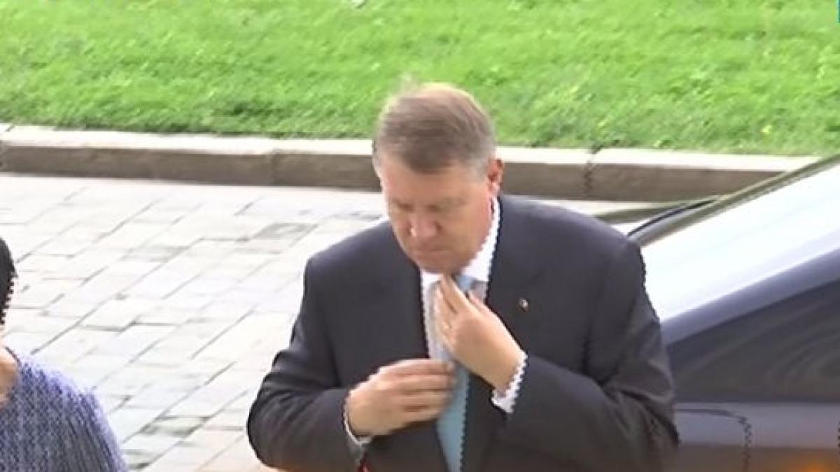 Scandal la Parlament. Klaus Iohannis nu a fost întâmpinat așa cum cerea protocolul. ”Toate bune în Parlament?”