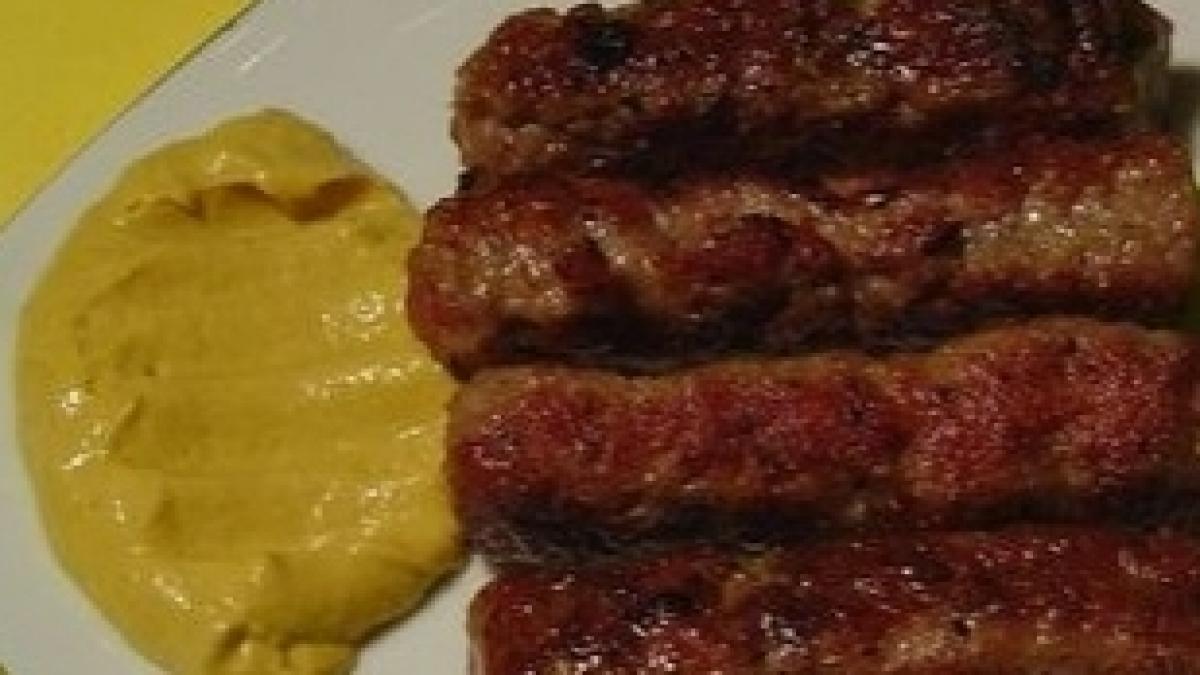 Mari nereguli în Satul de Vacanţă din Mamaia. Carne de mici cu muşte şi muştar păstrat în cutii de vopsea