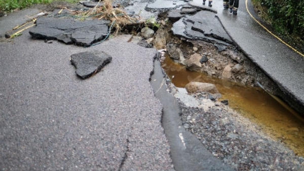 Drum devastat de şuvoaie, în Retezat. Doi turişti străini au rămas blocaţi cu maşina în munţi