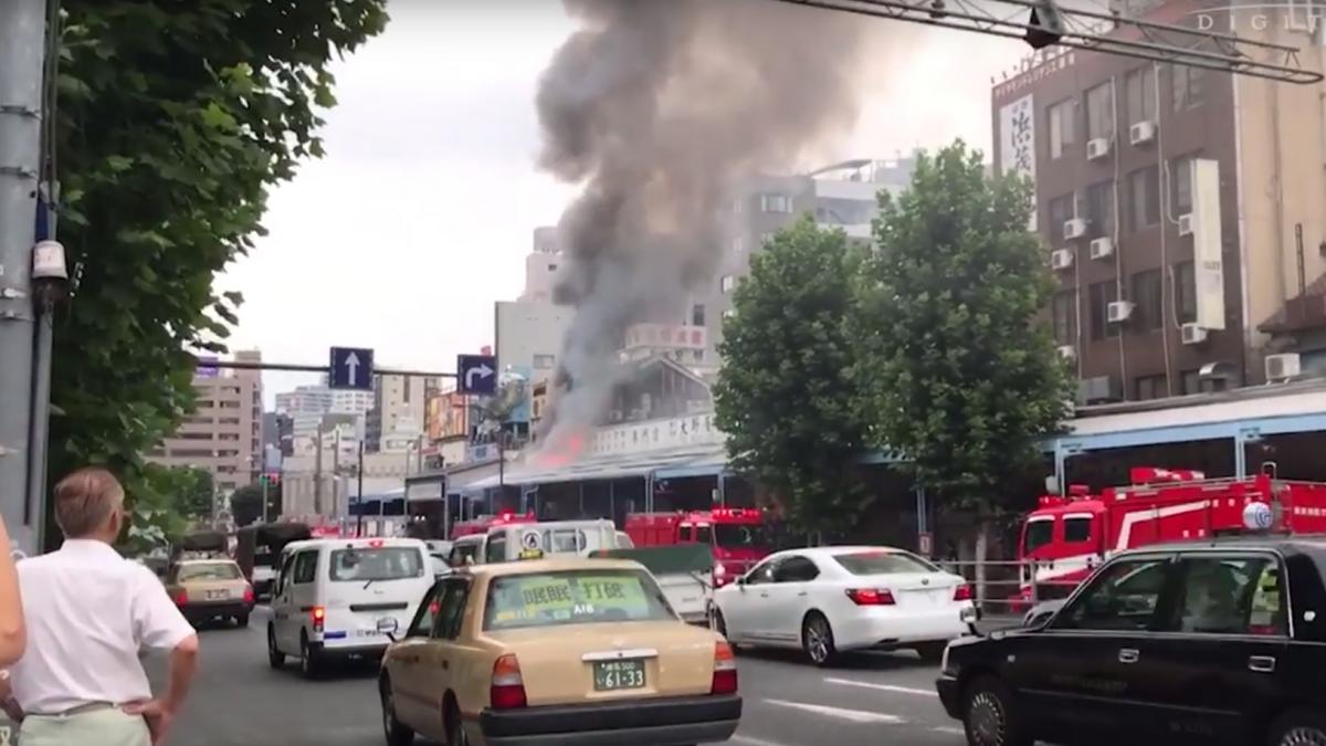 Incendiu puternic la cea mai mare piaţă de peşte din lume. Flăcările, în zona frecventată de turişti - VIDEO