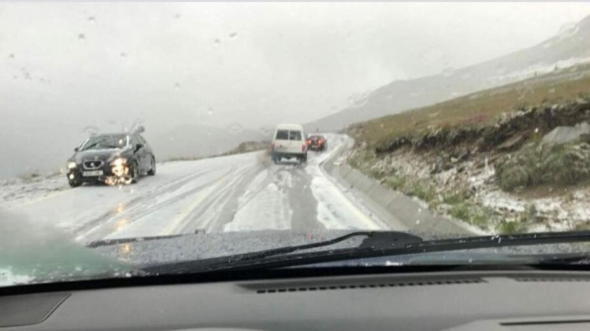 A nins la munte. Transalpina, acoperită de un strat subţire de zăpadă