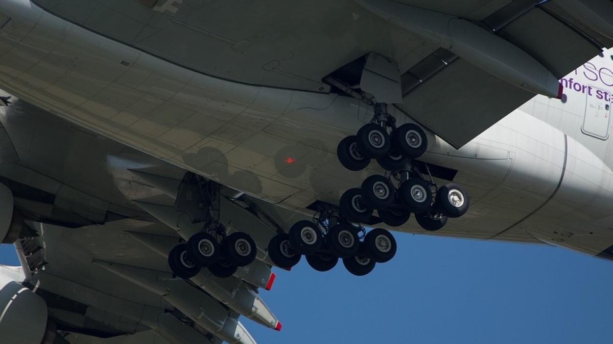 Imagini de infarct! Cel mai mare avion de pasageri din lume, în bătaia vântului pe un aeroport din Germania