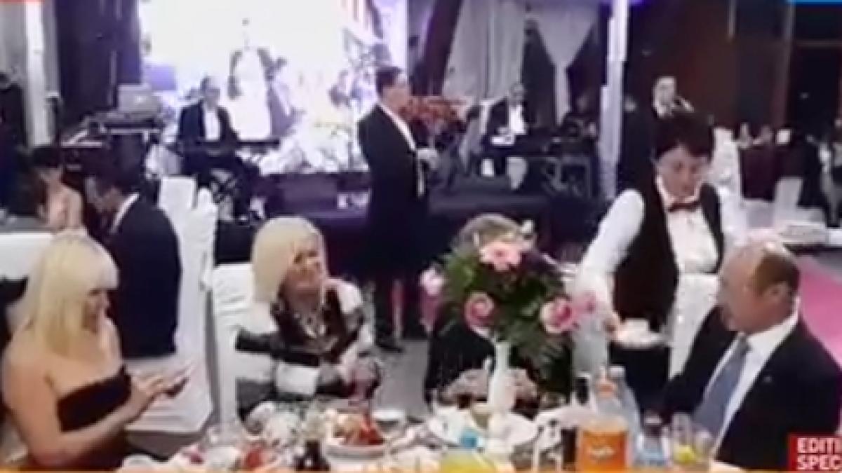 Imaginile serii. Traian Băsescu, la nuntă cu Elena Udrea