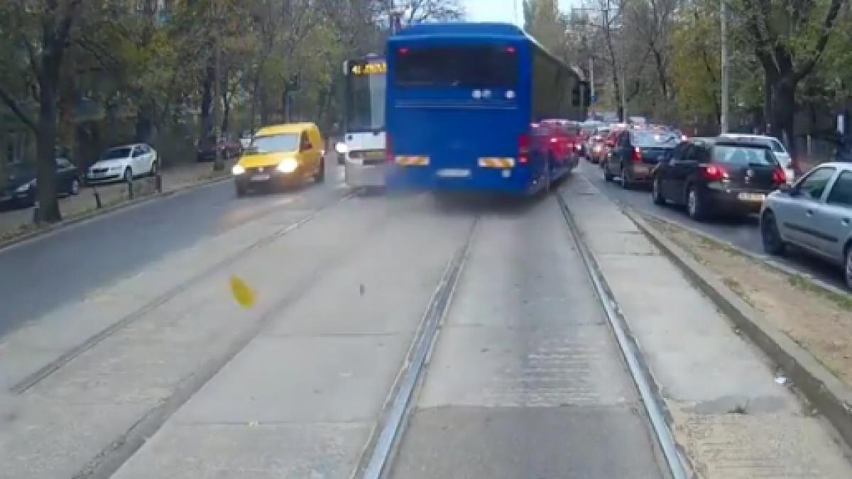 VIDEO. La un pas de dezastru. Autocar MAI, depășire la limită pe linia tramvaiului. Imagini halucinante