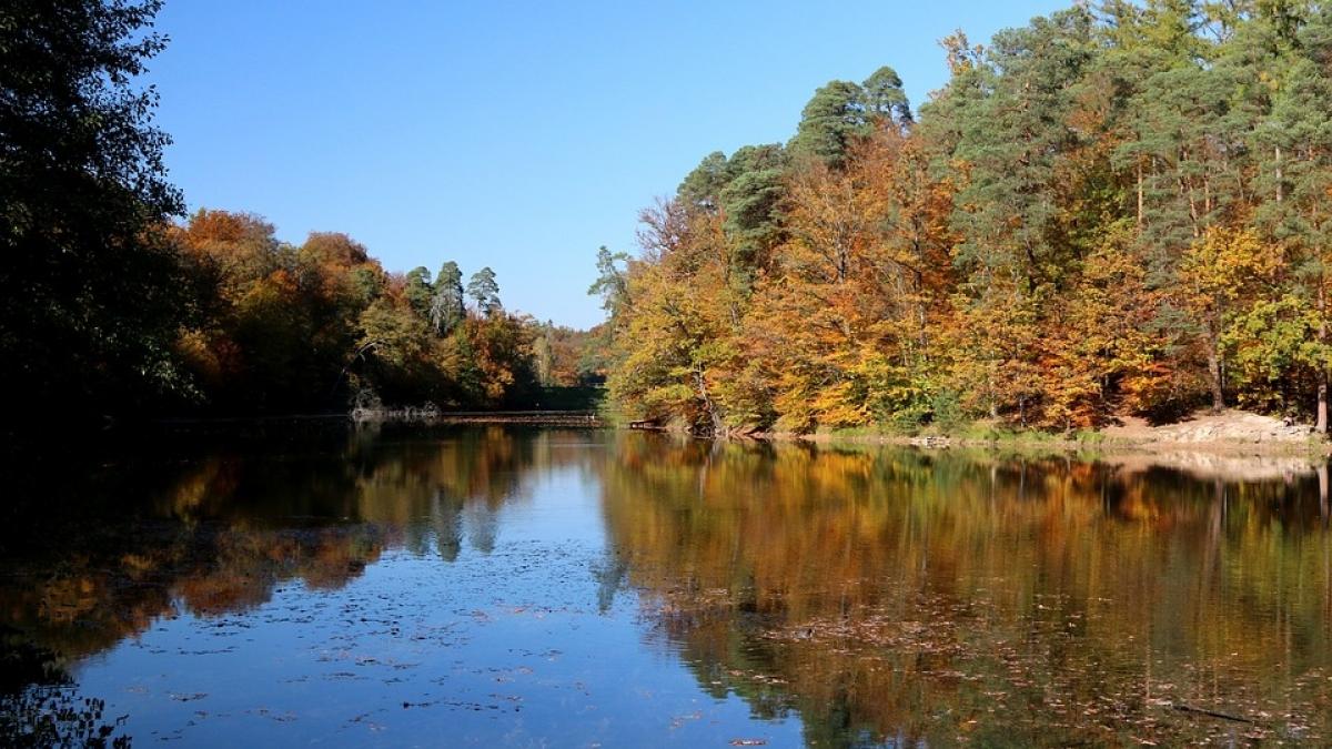 Lacul din România, care deţine trei recorduri mondiale. Apa sa are proprietăţi unice în Europa