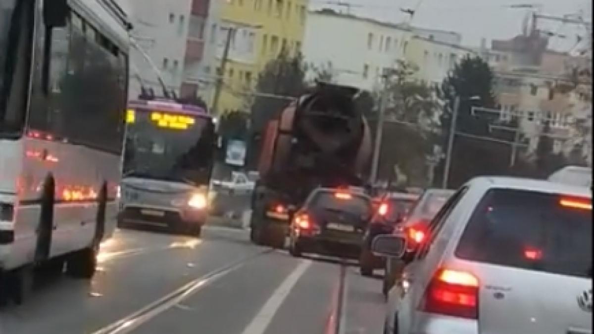 Șoferul unei betoniere seamănă teroare în trafic. A condus cu viteză pe contrasens și era la un pas de a provoca o tragedie  -VIDEO