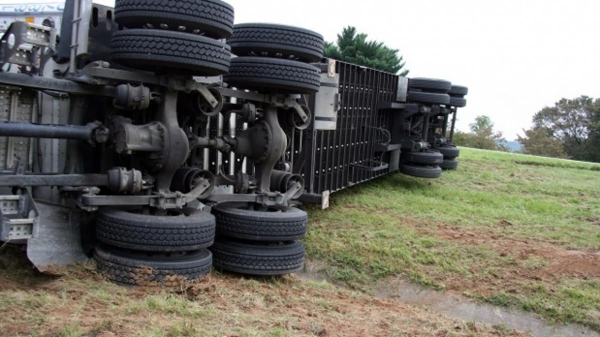 Accident grav în Maramureș. Mai multe victime, după ce un TIR s-a răsturnat peste o maşină