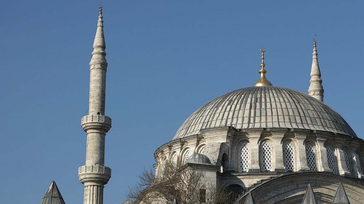 A vandalizat o moschee și a lăsat înăuntru bucăți de carne de porc. Ce riscă acum bărbatul