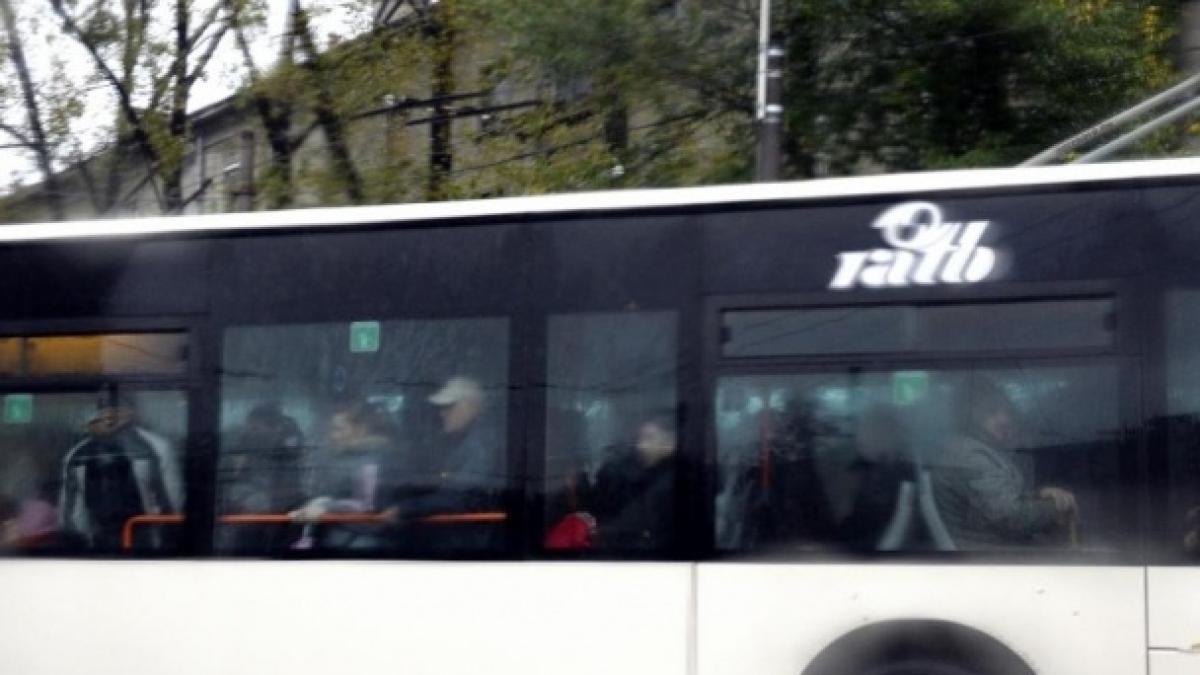 A cedat locul său unei bătrâne în autobuz și apoi a fost umilit de ceilalți pasageri