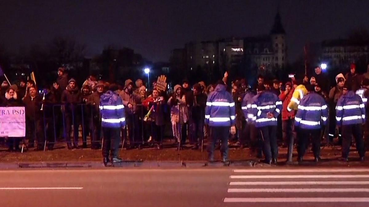 Protest în fața Parlamentului. Zeci de oameni scandează față de modificările la legile Justiției