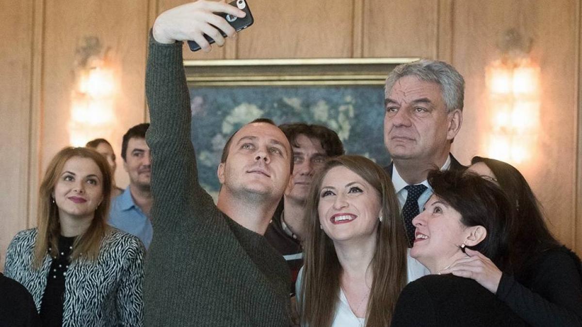 Tudose, fotografie cu jurnaliștii, la Guvern. „Nu există societate democratică fără presă”