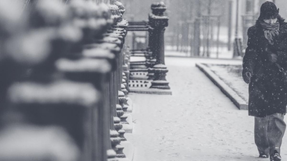 O bătrână a ieșit pe balcon și a fost luată de vânt. Femeia a supraviețuit miraculos