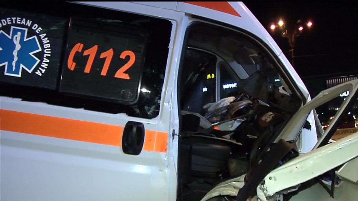 Accident grav în centrul Capitalei. Ambulanță aflată în misiune, spulberată de un autoturism