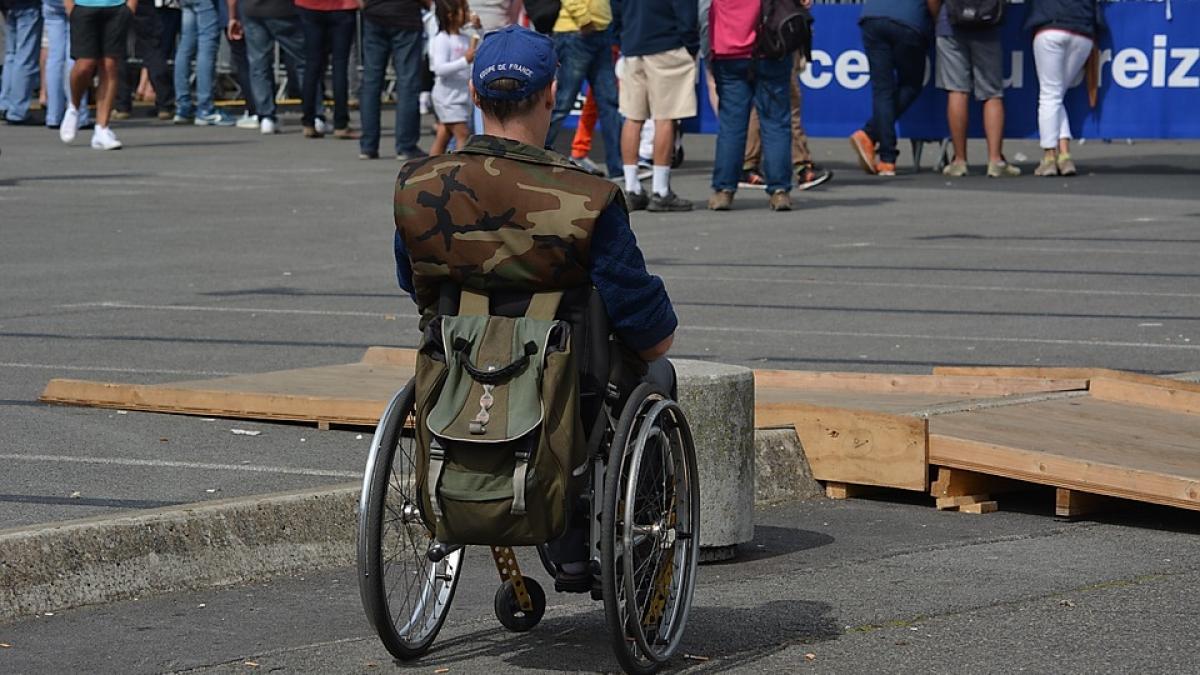 Caz incredibil! A fost acuzat că ar fi bătut un polițist, deși nu are mâini și picioare. Apoi a fost condamnat la închisoare