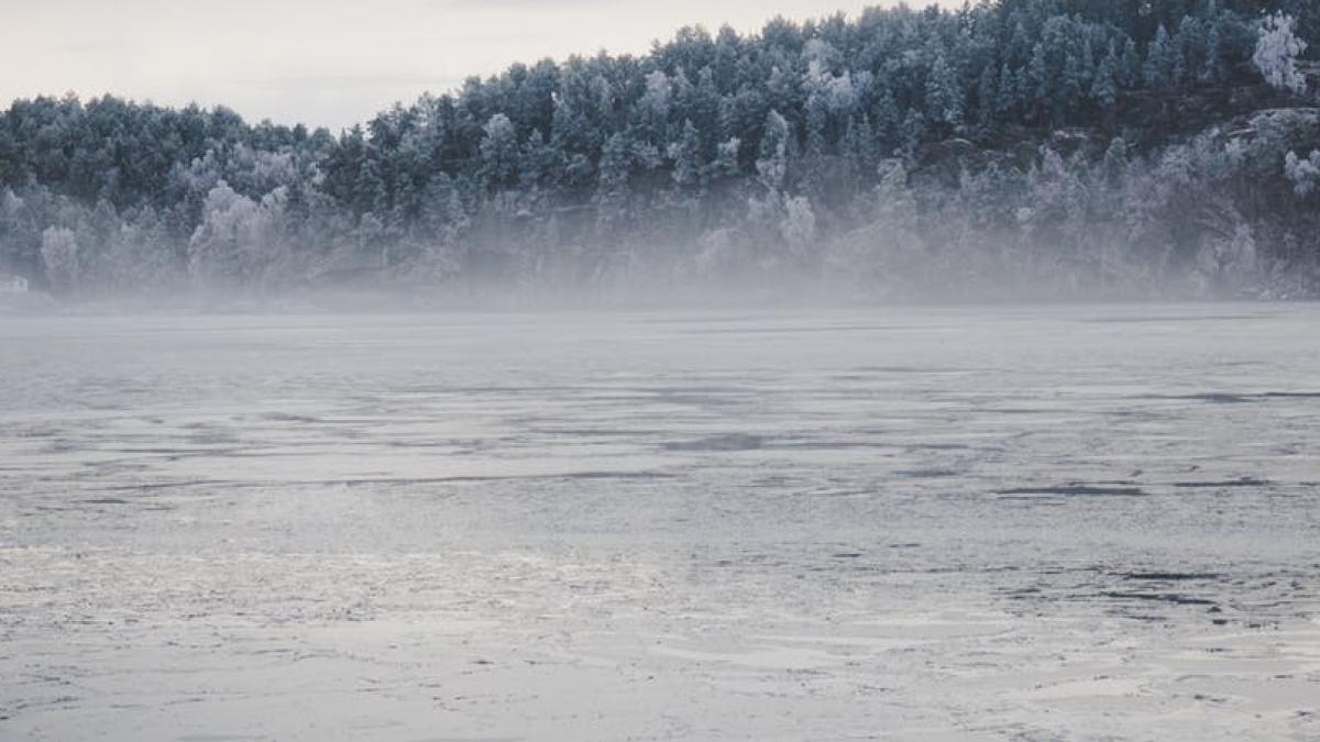 A vrut să facă drift-uri pe lacul înghețat, dar a căzut cu mașina. Cine i-a sărit în ajutor 