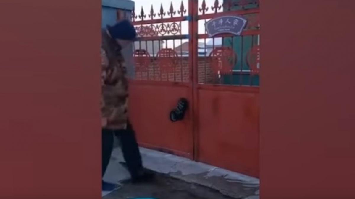 Un bărbat a arătat cât de frig este afară. A rămas desculț, la scurt timp după ce a ieșit din casă - VIDEO