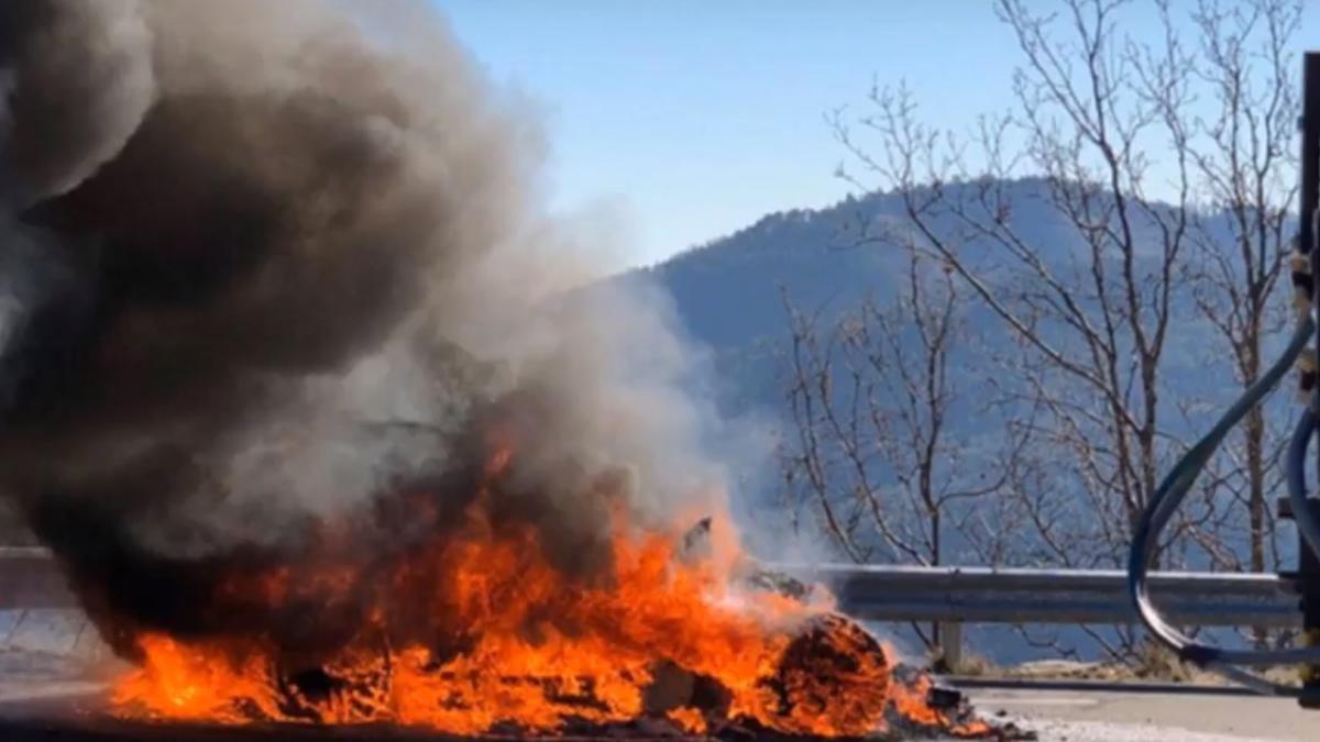 Doi prezentatori faimoși au fost surprinşi într-o maşină cuprinsă de flăcări. „Când am deschis uşa, focul mi-au ajuns la braţ“ - VIDEO