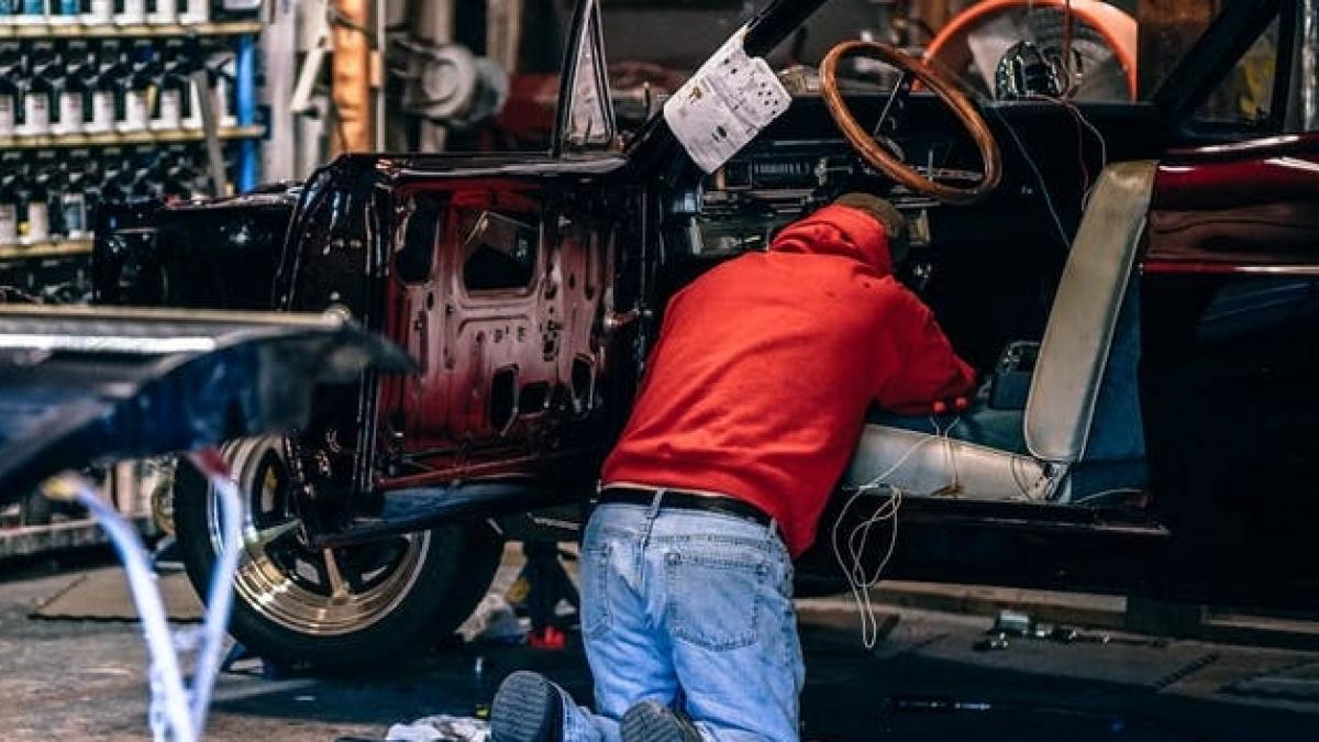 Accident teribil! Un bărbat de doar 35 de ani, strivit de automobilul pe care încerca să-l repare