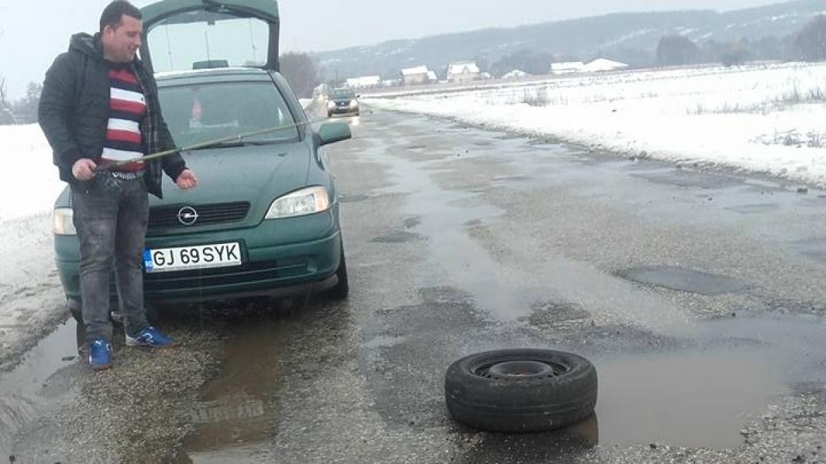 Protest inedit în Gorj. La pescuit în bălţile formate pe mijlocul drumului - VIDEO