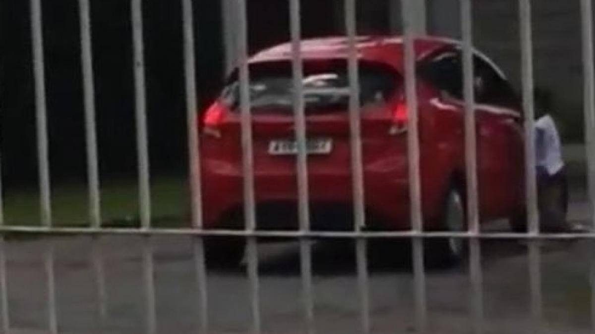 Și-a abandonat fiica în mijlocul drumului. Nici măcar strigătele disperate ale copilei nu au înduplecat-o: „Mami, iartă-mă!” (FOTO+VIDEO)