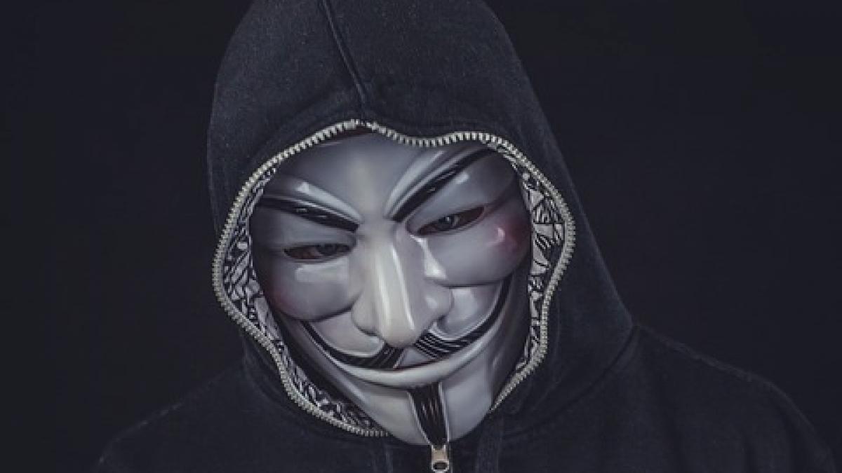 Creatorul „V for Vendetta“ vine în vizită în România  