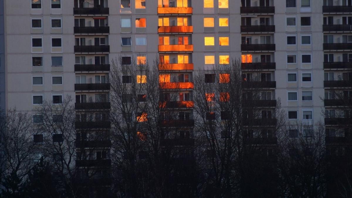 Un bărbat auzea în fiecare seară zgomotele făcute de vecinul său și a decis să îi dea o lecție. Ce mesaj i-a lipit acestuia pe ușă