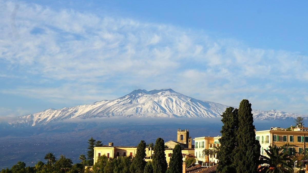 Avertismentul specialiștilor: Muntele Etna alunecă spre mare - VIDEO