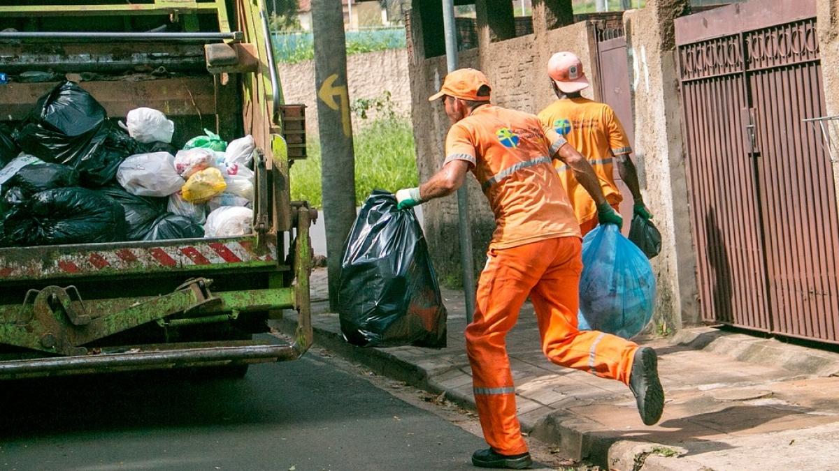 Doi angajați la salubritate din Focșani au găsit pe stradă un portofel cu peste 2.000 de euro. Ce a urmat însă este incredibil