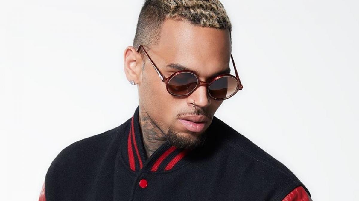 Chris Brown, fotografiat în timp ce strânge de gât o femeie