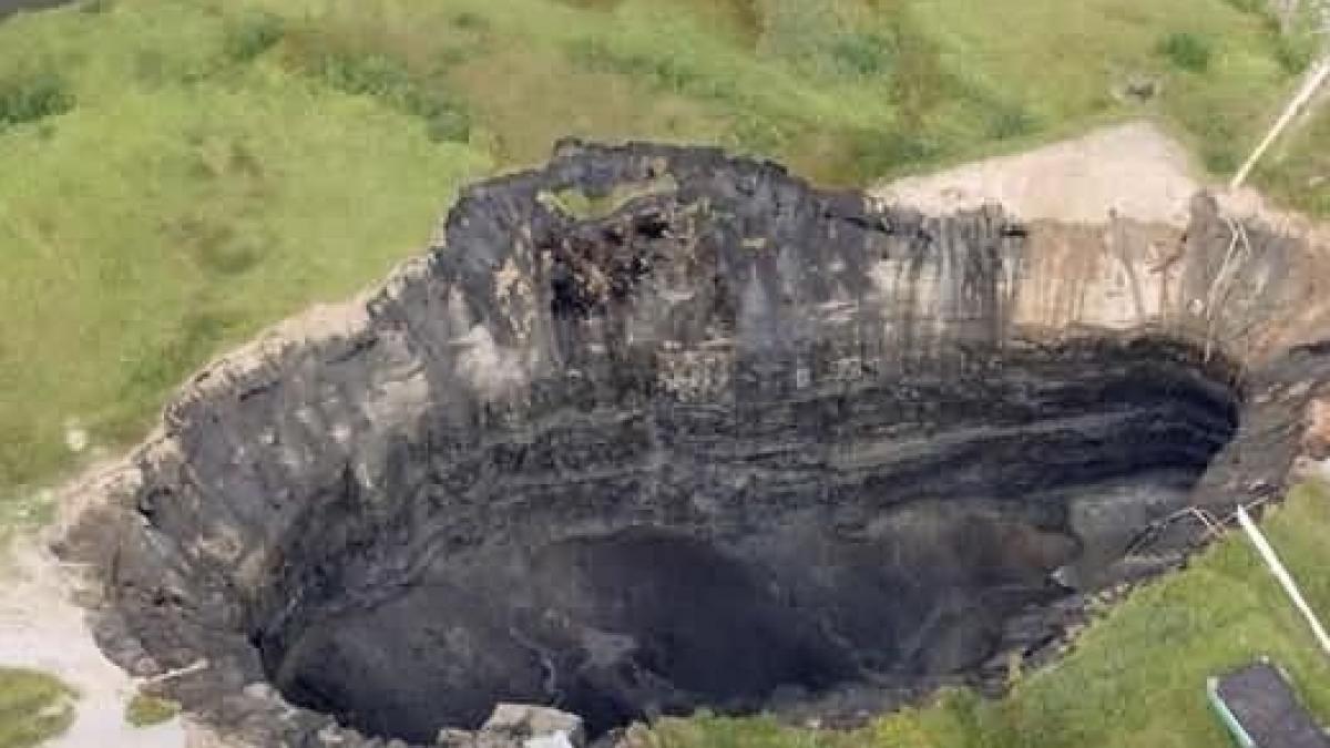 Карстовая воронка в воде