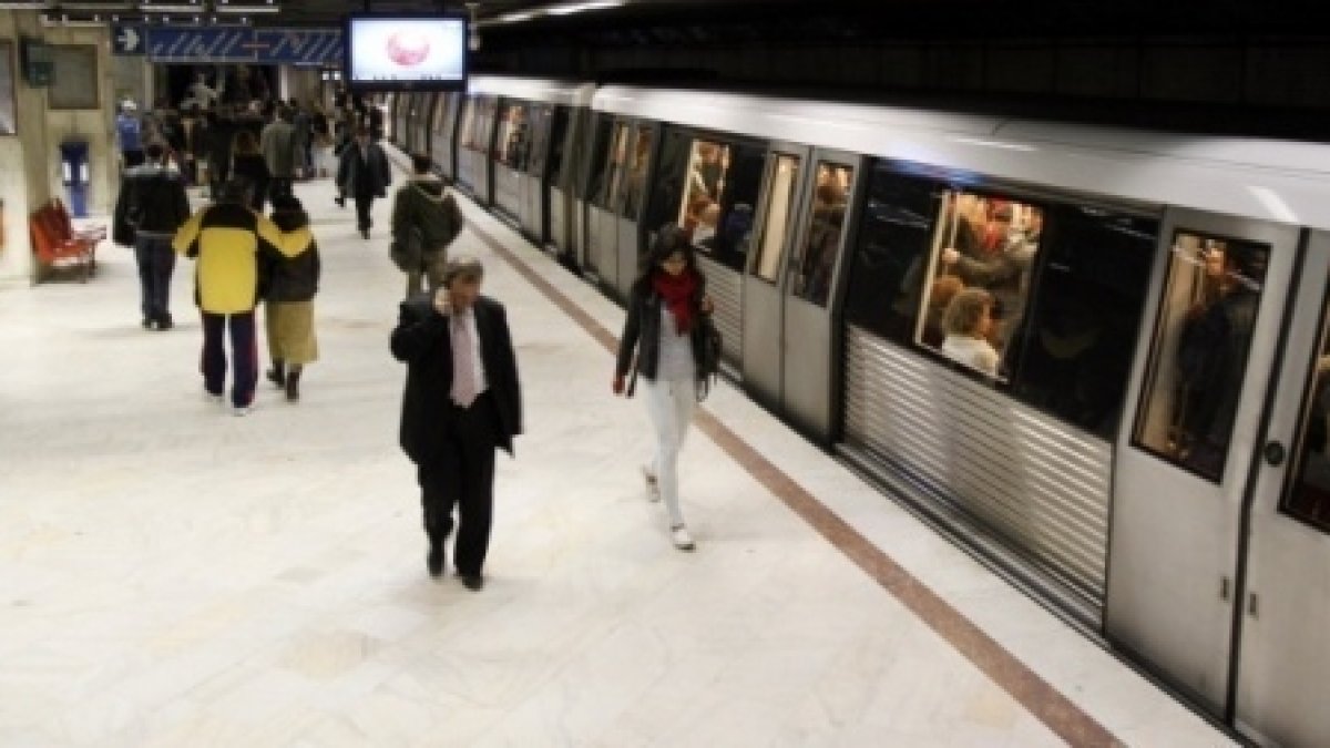CaÈ›i Oameni TransportÄƒ Zilnic Metroul Din BucureÈ™ti