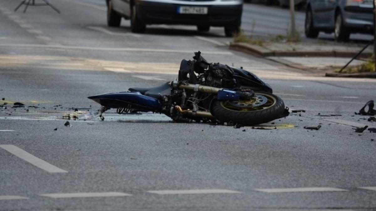 Poliţist pe motocicletă, accidentat de un şofer neatent în Capitală