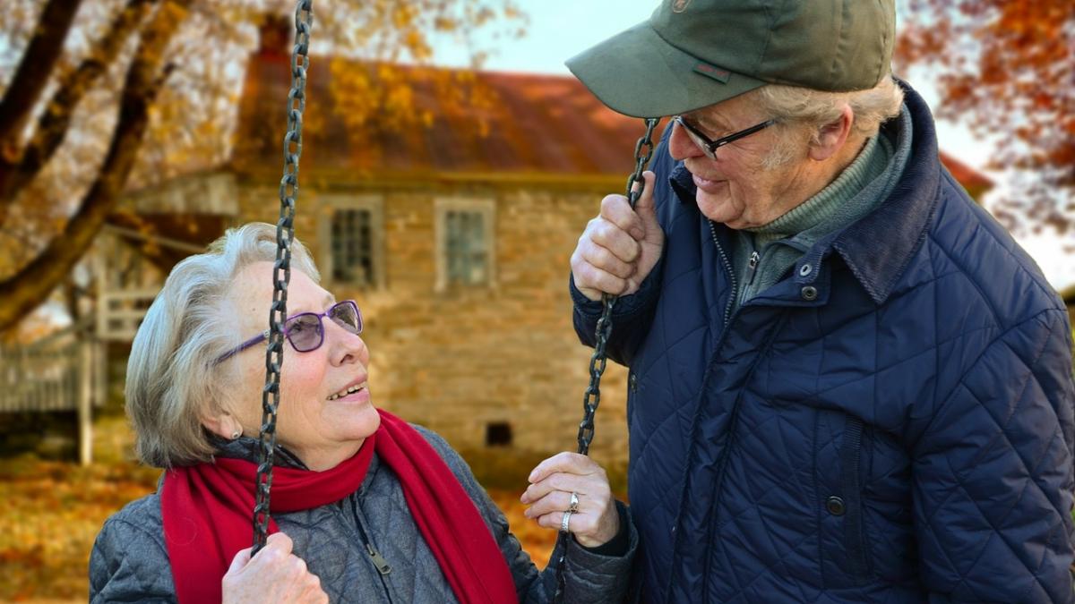 Motivul pentru care oamenii în vârstă sunt mai fericiţi decât tinerii