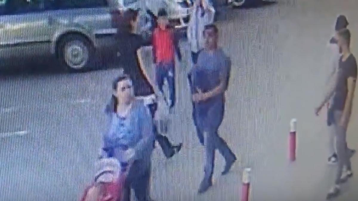 O femeie cu un copil în cărucior, tâlhărită pe o stradă din Cluj - VIDEO