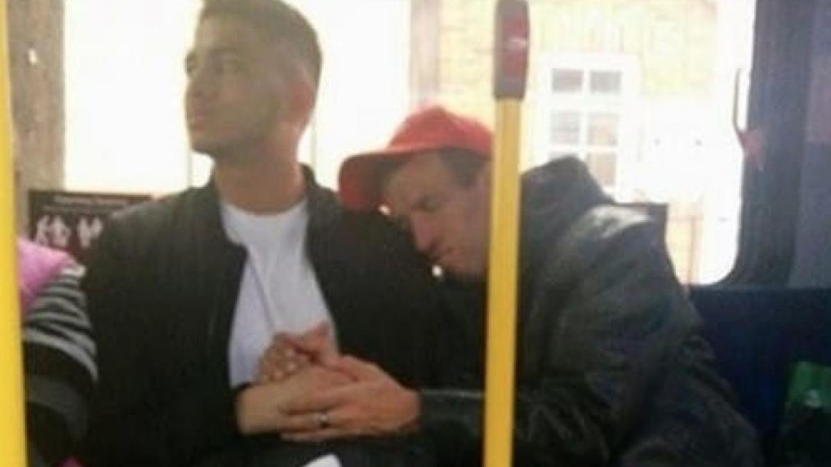 Se afla în autobuz când a văzut cum un bărbat îl apucă de mână pe un tânăr necunoscut și își pune capul pe umărul său. Când a înțeles ce se întâmplă a scos telefonul și a făcut o fotografie