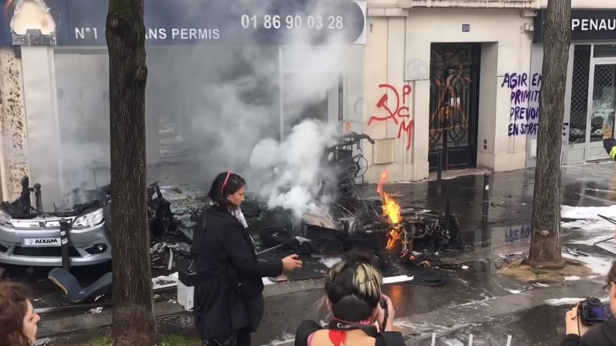 Haos la Paris! Distrugeri masive și bătăi între poliţie şi manifestanţi cu cagule - VIDEO