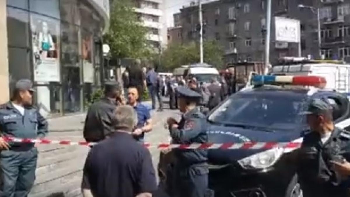 Jaf armat la o bancă, comis de un colonel din Poliţie. Bărbatul a ucis doi paznici - VIDEO