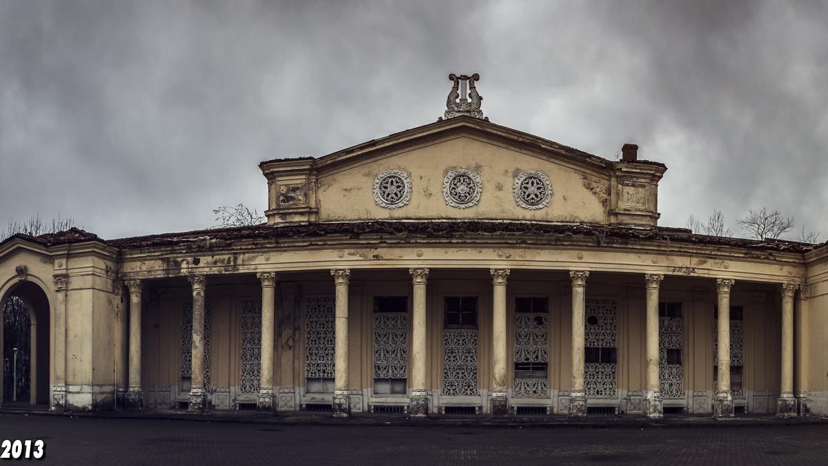 Se plimba seara prin Parcul Bazilescu din București, când a auzit în spate un zgomot ciudat și... A încremenit. S-a întors și...