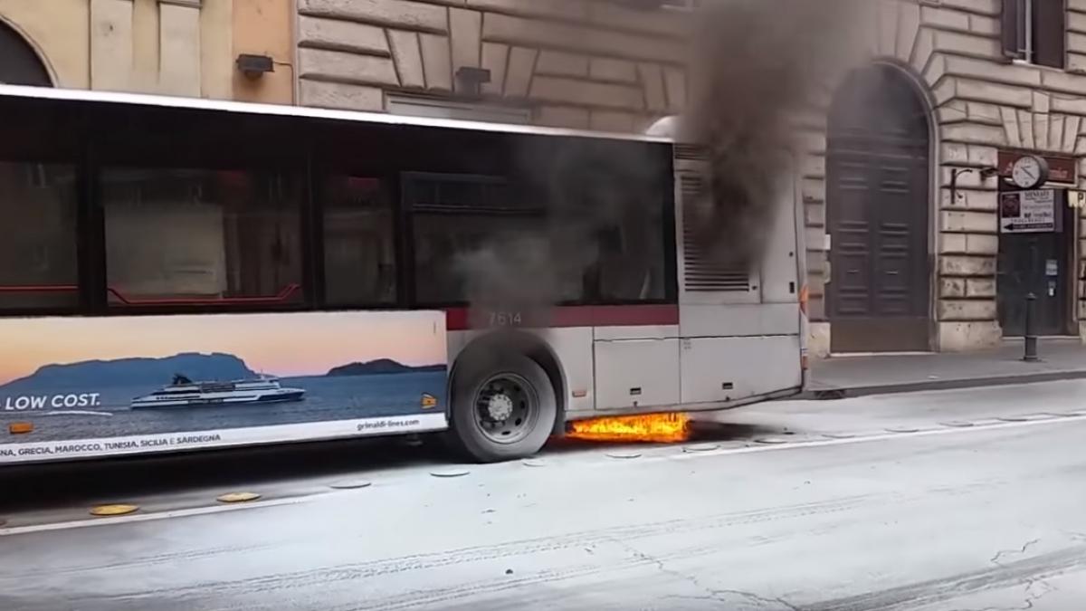 Un autobuz de pasageri a explodat în centrul Romei - VIDEO