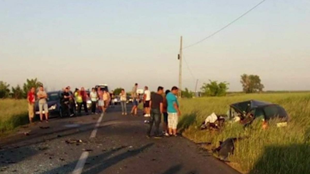 Accident cumplit în judeţul Timiș. O persoană a murit, iar alte şase au fost rănite, după ce un microbuz s-a ciocnit cu o maşină 