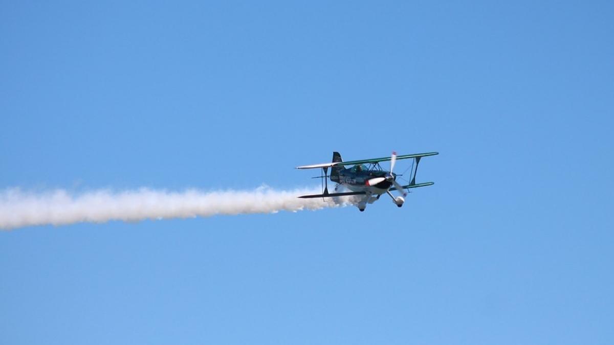 Incident pe aerodromul din Tuzla. Un avion de mici dimensiuni a ieşit în decor la aterizare