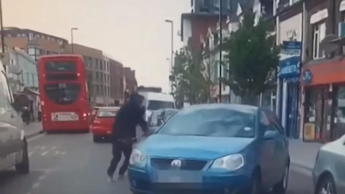 Imagini șocante în Londra! Un biciclist înarmat cu un cuţit a atacat un șofer - VIDEO