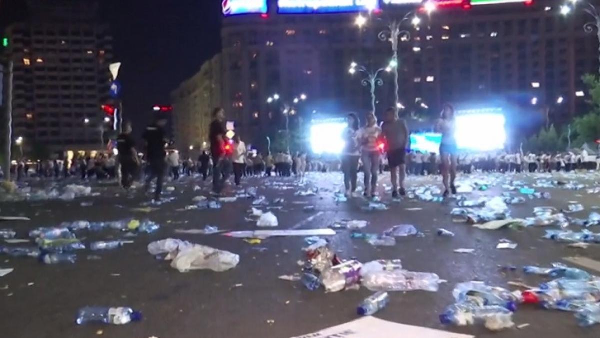 Primăria Capitalei: Imediat după miting, Piaţa Victoriei a fost curăţată de 100 de muncitori